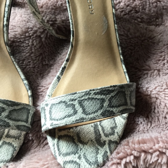 Size 7 1/2 CL by Chinese Laundry low heel snakeskin pattern - Picture 5 of 7